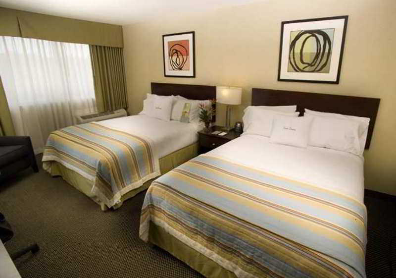 Hotel Doubletree By Hilton Norwalk Pokoj fotografie